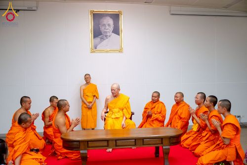 ภาพ No.222985:วันที่ 23 เมษายน พ.ศ. 2568 หลวงพ่อทัตตชีโวต้อนรับคณะสงฆ์ World Pec ณ อาคาร 100 ปี คุณยายมหารัตนอุบาสิกาจันทร์ ขนนกยูง วัดพระธรรมกาย