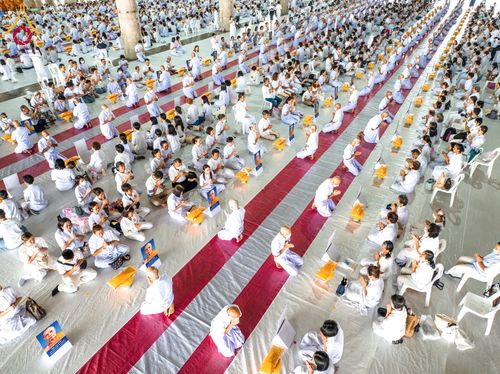 ภาพ No.62741:พิธีขอขมามอบผ้าไตร ในโครงการอุปสมบทหมู่ บูชาธรรมหลวงพ่อธัมมชโย พ.ศ.2567  โครงการอุปสมบทหมู่ธรรมทายาท ระดับอุดมศึกษา รุ่นที่51 (ภาคฤดูร้อน) โครงการบวชพระนานาชาติ AEC และ WAB รุ่นผู้บริหาร(รุ่นที่2) ณ ลานธรรม พระมหาธรรมกายเจดีย์ วันที่ 13 เมษายน พ.ศ. 2567