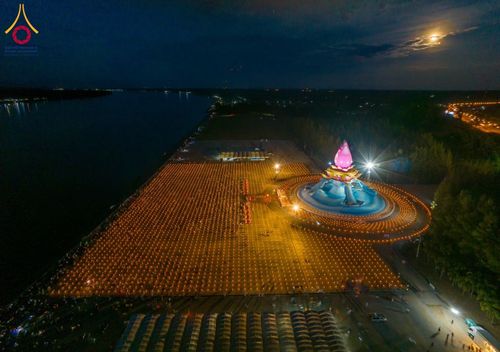 ภาพ No.162282:พิธีจุดประทีปโคมลาน ถวายเป็นพุทธบูชา สร้างความสว่างไสวให้กับแผ่นดินด้วยแสงธรรม วันพฤหัสบดีที่ 17 ตุลาคม พ.ศ. 2567 ณ พุทธอุทยานนานาชาติ จังหวัดหนองคาย