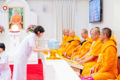 ภาพ No.62388:คณะศิษยานุศิษย์รวมใจสถาปนาและสมโภช ธรรมจักร เพื่ออัญเชิญประดิษฐาน ณ ยอดอุโบสถ 80 ปี หลวงพ่อธัมมชโย วัดพระธรรมกายนิวเจอร์ซี ประเทศสหรัฐอเมริกา  วันอาทิตย์ที่ 7 เมษายน พ.ศ. 2567