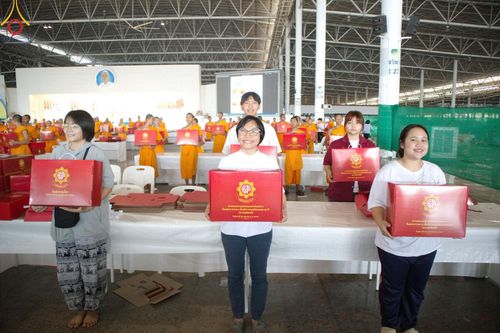 ภาพ No.210884:วันที่ 15 มีนาคม พ.ศ. 2568  บุญบรรจุกล่องไทยธรรม เพื่อถวายแด่พระสังฆาธิการ 40,000 กว่าวัดทั่วไทย ในวันคุ้มครองโลก 22 เมษายน พ.ศ. 2568
