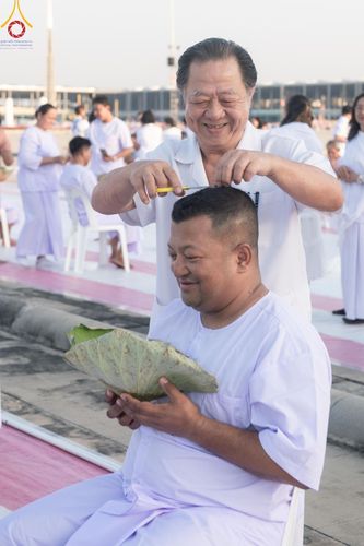ภาพ No.180006:พิธีปลงผมนาคธรรมทายาท ในโครงการอุปสมบทหมู่ บูชาธรรมมหาปูชนียาจารย์ (ศูนย์อบรมวัดพระธรรมกาย) วันที่ 1 ธันวาคม พ.ศ. 2567 ณ ลานธรรมหารัตนวิหารคด วัดพระธรรมกาย จ.ปทุมธานี