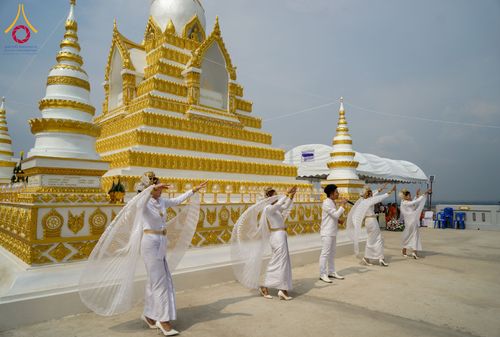 ภาพ No.131457:พิธีอัญเชิญพระบรมสารีริกธาตุ และองค์พระพุทธรัตนกายสิทธิ์ ติดตั้งองค์พระเจดีย์จตุรทิศ ถวายองค์พระเจดีย์ ลานธรรมและกำแพงแก้ว ถวายเป็นพุทธบูชา น้อมถวายบูชาธรรมหลวงพ่ออายุวัฒนมงคล ๘๐ พรรษา วันเสาร์ที่ ๑๖ มีนาคม พ.ศ. ๒๕๖๗ ณ วัดเขาพญาปราบ ต.ตะขบ อ.ปักธงชัย จ.น