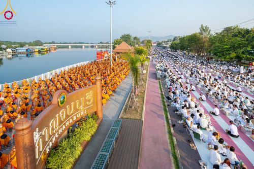 ภาพ No.101829:ตักบาตรพระ 10,000 รูป เติมบุญให้แผ่นดิน เนื่องในโอกาส 192 ปี จังหวัดกาญจนบุรี หนึ่งในโครงการตักบาตรพระ 2,000,000 รูป  77 จังหวัดทุกวัดทั่วไทย วันจันทร์ที่ 11 ธันวาคม พ.ศ. 2566 บริเวณถนนสองแคว (SKY WALK) เมืองกาญจนบุรี