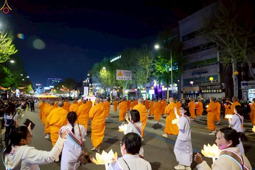 ภาพ No.229568:วันเสาร์ที่ 26 เมษายน พ.ศ. 2568 คณะพระภิกษุสามเณรในโครงการบรรพชาหมู่ 81 รูป  วัดภาวนาโซล ประเทศเกาหลีใต้ ได้ร่วมกับคณะสาธุชนคนไทยในเกาหลีใต้  ร่วมกันเดินขบวนอัญเชิญโคมดอกบัว  เพื่อบูชาแด่องค์สมเด็จพระสัมมาสัมพุทธเจ้า  ในงานเทศกาลวิสาขบูชานานาชาติ ประจำปี