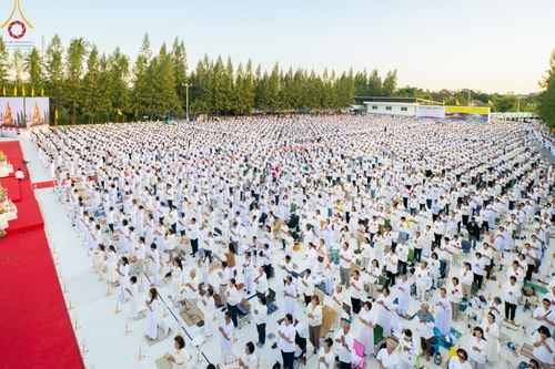 ภาพ No.192654:พิธีจุดประทีปถวายเป็นพุทธบูชา และบูชาธรรมมหาปูชนียาจารย์ ณ อนุสรณ์สถานคลองบางนางแท่น อ.สามพราน จ.นครปฐม ในโครงการธรรมยาตรา กตัญญูบูชา มหาปูชนียาจารย์ พระมงคลเทพมุนี(สด จนฺทสโร) พระผู้ปราบมาร อนุสรณ์สถาน 7 แห่ง ปีที่ 13 วันที่ 10 มกราคม พ.ศ. 2568