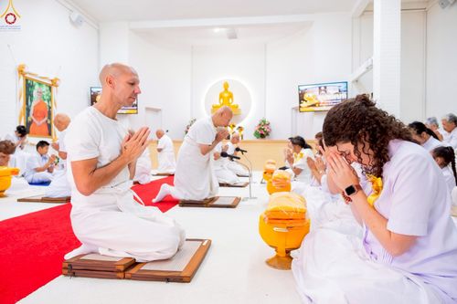 ภาพ No.252247:วันที่ 4-5 ตุลาคม พ.ศ. 2568  วัดพระธรรมกายแคลิฟอร์เนีย ประเทศสหรัฐอเมริกา ได้จัดพิธีตัดปอยผม โดยคณะสงฆ์ ญาติ ๆ และสาธุชน ให้กับนาคธรรมทายาท 8 ท่าน และได้จัดพิธีบรรพชา-อุปสมบท ฉลองพิธีทอดกฐินบรมจักรพรรดิ สร้างอุโบสถ 82 ปี บูชาธรรมหลวงพ่อธัมมชโย