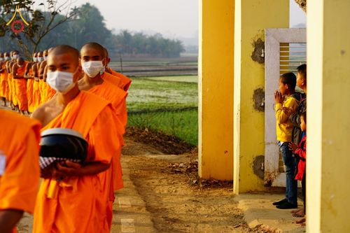 ภาพ No.76394:คณะสงฆ์และสามเณรบิณฑบาต ประเทศบังกลาเทศ วันที่ 11 กุมภาพันธ์ พ.ศ. 2566
