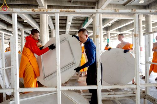 ภาพ No.220785:วันที่ 24-25 เมษายน พ.ศ. 2568 การเก็บงาน ผ้ารับประเคน ผ้าระบาย โต๊ะ เก้าอี้  ภายหลังงานวันคุ้มครองโลก ณ วัดพระธรรมกาย