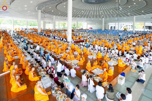 ภาพ No.220708:วันเสาร์ที่ 26 เมษายน พ.ศ.2568 (วันพระ แรม 15 ค่ำ เดือน 5) พิธีถวายภัตตาหารเมนูสวรรค์ "เพื่อการบรรลุธรรม" และ พิธีบุพเปตพลี ครั้งที่ 163 ร่วมอุทิศบุญแด่หมู่ญาติที่ล่วงลับไปแล้ว และสืบทอดอายุพระพุทธศาสนา ณ หอฉันคุณยายอาจารย์ฯ วัดพระธรรมกาย