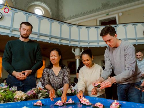 ภาพ No.232676:วันเสาร์ที่ 5 กรกฎาคม พ.ศ. 2568 Candlelight meditation & Vigil พิธีจุดเทียนให้สว่าง สู่ทางสงบ ณ วัดพระธรรมกายนอร์ธสวีเดน