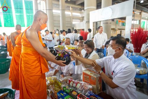 ภาพ No.115482:พิธีตักบาตรฉลองพระใหม่ ในโครงการอุปสมบทหมู่บูชาธรรม 115 ปี คุณยายอาจารย์มหารัตนอุบาสิกาจันทร์ ขนนกยูง วันที่ 19  มกราคม พ.ศ. 2567 ณ มหารัตนวิหารคด วัดพระธรรมกาย