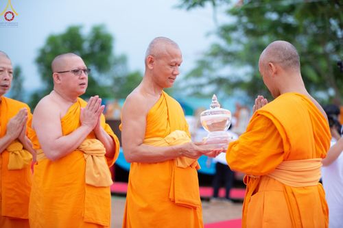 ภาพ No.84386:พิธีทอดผ้าป่า พิธีอัญเชิญปฐมรัตนปฐวี และพิธีตอกเสาเข็มต้นสุดท้าย เพื่อสถาปนาอาคาร 80 ปี หลวงพ่อธัมมชโย ณ ศูนย์ปฏิบัติธรรมวิหารแดง ตำบลเจริญธรรม อำเภอวิหารแดง จ.สระบุรี  วันที่ 23 กรกฎาคม พ.ศ. 2566