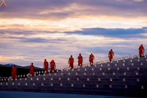 ภาพ No.240988:วันพุธที่ 27 สิงหาคม พ.ศ. 2568 พิธีจุดประทีป ในวันธรรมชัย ณ วัดพระธรรมกาย