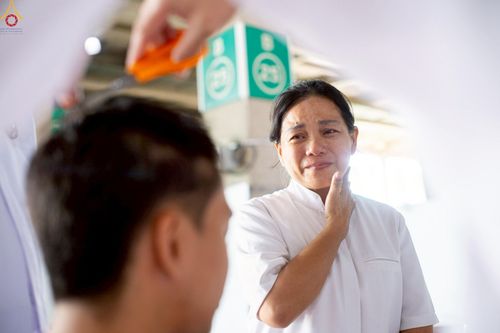 ภาพ No.248610:วันที่ 28 กันยายน พ.ศ. 2568 พิธีตัดปอยผม และปลงผม โครงการอุปสมบทบูชาธรรม 141 ปี พระมงคลเทพมุนี ณ วิหารคด วัดพระธรรมกาย