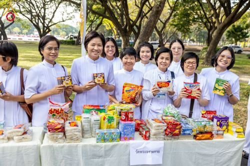 ภาพ No.179607:พิธีเจริญพระพุทธมนต์ พิธีทำบุญตักบาตรถวายพระราชกุศล และพิธีวางพานพุ่มดอกไม้ถวายราชสักการะ  แด่พระบาทสมเด็จพระบรมชนกาธิเบศร มหาภูมิพลอดุลยเดชมหาราช บรมนาถบพิตร เนื่องในวันคล้ายวันพระบรมราชสมภพ วันชาติ และวันพ่อแห่งชาติ วันพฤหัสบดีที่ 5 ธันวาคม พ.ศ. 2567 ณ