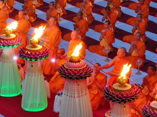 ภาพ No.190138:พิธีจุดประทีปถวายเป็นพุทธบูชา และบูชาธรรมมหาปูชนียาจารย์ ณ อนุสรณ์สถานมหาวิหารพระมงคลเทพมุนี (โลตัสแลนด์) อ.สองพี่น้อง จ.สุพรรณบุรี ในโครงการธรรมยาตรา กตัญญูบูชา มหาปูชนียาจารย์ พระมงคลเทพมุนี(สด จนฺทสโร) พระผู้ปราบมาร อนุสรณ์สถาน 7 แห่ง ปีที่ 13