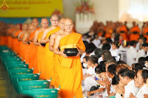 ภาพ No.136574:พิธีตักบาตร พิธีบูชาข้าวพระ ในวันอาทิตย์ต้นเดือนที่ 5 พฤษภาคม พ.ศ. 2567 ณ วัดพระธรรมกาย จ.ปทุมธานี