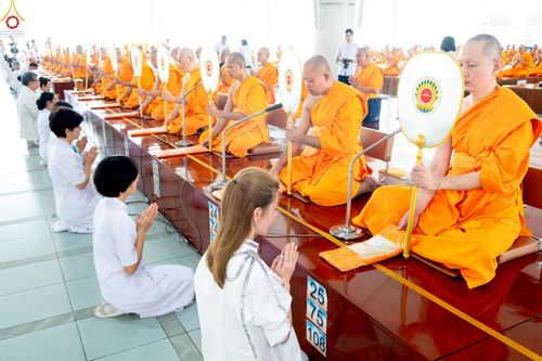 ภาพ No.234851:วันศุกร์ที่ 25 กรกฎาคม พ.ศ. 2568 (วันพระ แรม 15 ค่ำ เดือน 8) พิธีบุพเปตพลี ครั้งที่ 167 ร่วมอุทิศบุญแด่หมู่ญาติที่ล่วงลับไปแล้ว และสืบทอดอายุพระพุทธศาสนา ณ หอฉันคุณยายอาจารย์ฯ วัดพระธรรมกาย