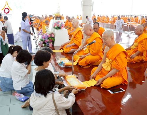 ภาพ No.243853:วันที่ 6 กันยายน พ.ศ. 2568 พิธีถวายภัตตาหารเมนูสวรรค์ เพื่อการบรรลุธรรม ณ หอฉันคุณยายอาจารย์ฯ วัดพระธรรมกาย