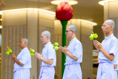 ภาพ No.228869:วันเสาร์ที่ 14 มิถุนายน พ.ศ. 2568 พิธีเวียนประทักษิณ , พิธีขอขมารับผ้าไตร ในโครงการบรรพชาอุปสมบทหมู่ ผู้บริหารรุ่นที่ 15 และ อุดมศึกษา รุ่นที่ 52 ณ โบสถ์พระไตรปิฎก วัดพระธรรมกาย