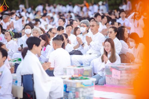ภาพ No.192967:พิธีตักบาตรพระธรรมยาตรา ณ อนุสรณ์สถานคลองบางนางแท่น อ.สามพราน จ.นครปฐม ในโครงการธรรมยาตรา กตัญญูบูชา มหาปูชนียาจารย์ พระมงคลเทพมุนี(สด จนฺทสโร) พระผู้ปราบมาร อนุสรณ์สถาน 7 แห่ง ปีที่ 13 วันที่ 11 มกราคม พ.ศ.2568