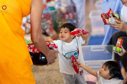 ภาพ No.99655:พิธีตักบาตรวันอาทิตย์ต้นเดือน ณ สภาธรรมกายสากล วัดพระธรรมกาย จ.ปทุมธานี วันอาทิตย์ที่ 3 ธันวาคม พ.ศ. 2566