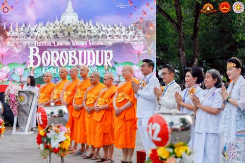 ภาพ No.224488:วันจันทร์ที่ 12 พฤษภาคม พ.ศ. 2568  ชาวพุทธในอินโดนีเซีย ร่วมฉลองวิสาขบูชาจุดประทีปกว่า 200,000 ดวง ณ พระมหาเจดีย์บรมพุทโธ  เจริญพุทธมนต์ถวาย “พระวชิรเกล้าเจ้าอยู่หัว”