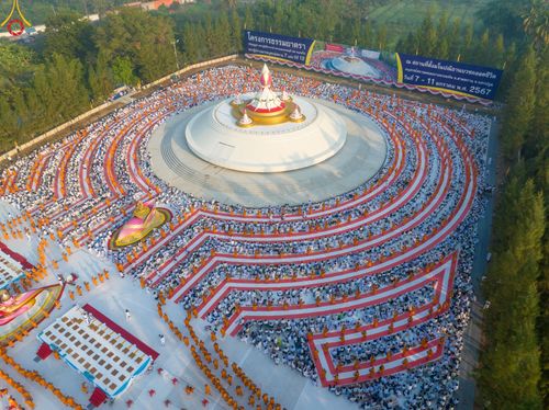ภาพ No.110254:พิธีตักบาตรพระธรรมยาตราฯ ในโครงการธรรมยาตรากตัญญูบูชา มหาปูชนียาจารย์ พระมงคลเทพมุนี(สด จนฺทสโร) พระผู้ปราบมาร ปีที่ 12 ณ อนุสรณ์สถานลำดับที่ 2 สถานที่ตั้งมโนปณิธานบวชตลอดชีวิต อนุสรณ์สถานบางนางแท่น จ.นครปฐม วันที่ 11 มกราคม พ.ศ. 2567