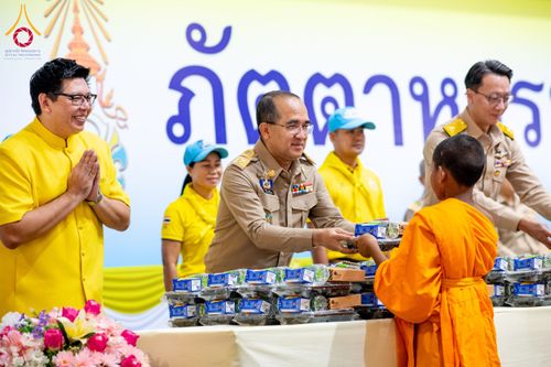 ภาพ No.208963:พระบาทสมเด็จพระเจ้าอยู่หัว ทรงมีพระราชศรัทธาทรงพระกรุณาโปรดเกล้าฯ ให้บำเพ็ญพระราชกุศลถวายภัตตาหารพระราชทาน การสอบบาลีสนามหลวง ณ วัดพระธรรมกาย ย อ.คลองหลวง จ.ปทุมธานี วันที่ 23-24 กุมภาพันธ์ พ.ศ. 2568