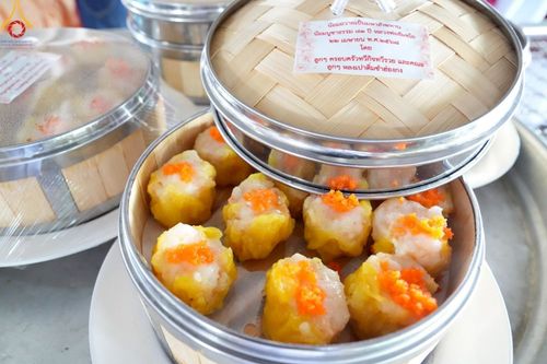 ภาพ No.219414:วันอังคารที่ 22 เมษายน พ.ศ. 2568 พิธีมอบปัจจัยช่วยเหลือครู 4 จังหวัดชายแดนภาคใต้ , พิธีกล่าวคำถวายอุปกรณ์ เพื่อเตรียมการต้อนรับคณะสงฆ์ฯ , พิธีกล่าวคำถวายภัตตาหารเป็นสังฆทาน , คณะสงฆ์ฉันภัตตาหารเพล  เนื่องในวันคุ้มครองโลก พิธีถวายมหาสังฆทานแด่คณะสงฆ์