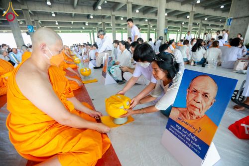 ภาพ No.62569:พิธีถวายบาตรเเละไทยธรรม ในโครงการอุปสมบทหมู่ บูชาธรรมหลวงพ่อธัมมชโย พ.ศ.2567 ณ ลานธรรม พระมหาธรรมกายเจดีย์ วันที่ 13 เมษายน พ.ศ.2567