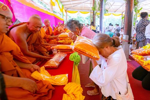 ภาพ No.171166:พิธีทอดกฐิน ณ วัดบ้านหัวนา อ.สนามชัยเขต จ.ฉะเชิงเทรา ในโครงการกฐินสามัคคีทั่วไทย 30,000 วัด บูชาธรรม 80 ปี หลวงพ่อธัมมชโย โดยคณะศิษยานุศิษย์วัดพระธรรมกาย วันที่ 27 ตุลาคม พ.ศ. 2567