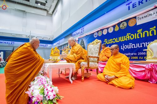 ภาพ No.103389:วันรวมพลังเด็กดี V-Star ผู้นำฟื้นฟูศีลธรรมโลก จังหวัดนครราชสีมา ณ เทอร์มินอล 21 โคราช ถ.มิตรภาพ ต.ในเมือง อ.เมืองนครราชสีมา จ.นครราชสีมา วันอังคารที่ 19 ธันวาคม พ.ศ. 2566