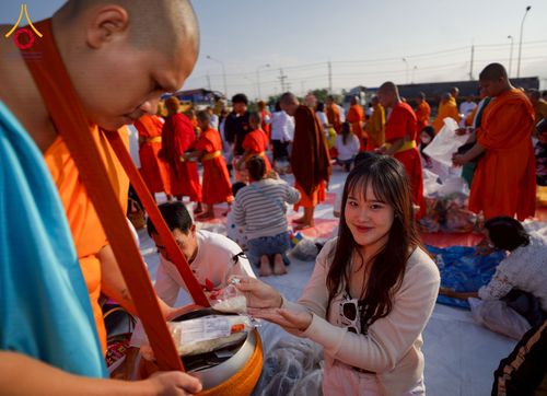 ภาพ No.276925:วันเสาร์ที่ 6 ธันวาคม พ.ศ. 2568 พิธีตักบาตรพระ 1,000 รูป อุทิศถวายพระราชกุศลสมเด็จพระนางเจ้าสิริกิติ์ พระบรมราชินีนาถ พระบรมราชชนนี พันปีหลวง และ ทำบุญเมืองลำปาง ครบรอบ 1,345 ปี ณ ลานพระบรมราชานุสาวรีย์สมเด็จพระนเรศวรมหาราชนครลำปาง อ.เกาะคา จ.ลำปาง