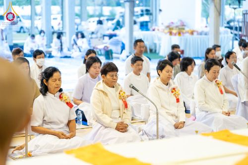 ภาพ No.194382:พิธีถวายภัตตาหารเป็นสังฆทาน แด่พระธรรมยาตรา ณ อนุสรณ์สถานมหาวิหารพระมงคลเทพมุนี (โลตัสแลนด์) อ.สองพี่น้อง จ.สุพรรณบุรี ในโครงการธรรมยาตรา กตัญญูบูชา มหาปูชนียาจารย์ พระมงคลเทพมุนี(สด จนฺทสโร) พระผู้ปราบมาร ปีที่ 13 วันที่ 13 มกราคม พ.ศ.2568