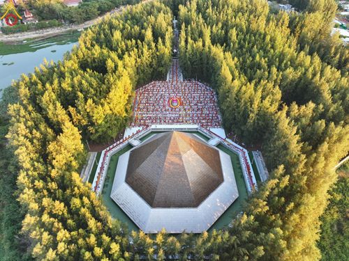 ภาพ No.188770:พิธีต้อนรับพระธรรมยาตรา ในโครงการธรรมยาตรา กตัญญูบูชา มหาปูชนียาจารย์ พระมงคลเทพมุนี(สด จนฺทสโร) พระผู้ปราบมาร อนุสรณ์สถาน 7 แห่ง ปีที่ 13 วันที่ 3 มกราคม พ.ศ. 2568 ณ อนุสรณ์สถานมหาวิหารพระมงคลเทพมุนี (โลตัสแลนด์) อ.สองพี่น้อง จ.สุพรรณบุรี