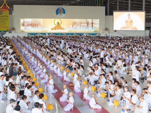 ภาพ No.133917:พิธีขอขมามอบผ้าไตร โครงการบรรพชาสามเณร ศูนย์อบรมวัดพระธรรมกาย ณ วัดพระธรรมกาย วันเสาร์ที่ 6 เมษายน พ.ศ. 2567