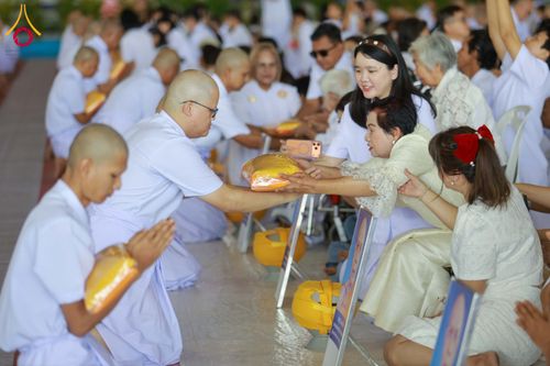 ภาพ No.321324:วันเสาร์ที่ 11 เมษายน พ.ศ.2569 พิธีขอขมาและมอบผ้าไตร โครงการอุปสมบทหมู่ บูชาธรรมหลวงพ่อธัมมชโย พ.ศ.2569 โครงการอุปสมบทหมู่ธรรมทายาท ระดับอุดมศึกษา รุ่น 53 (ภาคฤดูร้อน) ณ วัดพระธรรมกาย ปทุมธานี