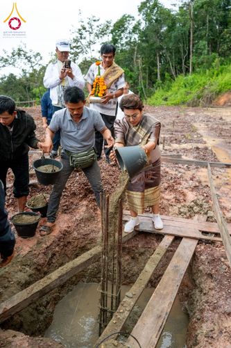 ภาพ No.174460:พิธีตักบาตรพระ,พิธีทอดผ้าป่า พิธีกลั่นแผ่นดินโปรยรัตนชาติ  สร้างพระอุโบสถและเจดีย์ วัดป่าสัมมาทิฏฐิและวัดสิริขันโท แขวงอัตตะปือ สปป. ลาว วันที่ 29 ตุลาคม พ.ศ. 2567