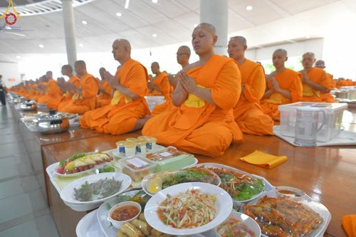 ภาพ No.143192:พิธีถวายภัตตาหารเพื่อเป็นกำลังแห่งการเข้าถึงธรรม ของพระภิกษุสามเณร วัดพระธรรมกาย วันเสาร์ที่ 6 กรกฏาคม พ.ศ. 2567 ณ หอฉันคุณยายอาจารย์ วัดพระธรรมกาย จ.ปทุมธานี