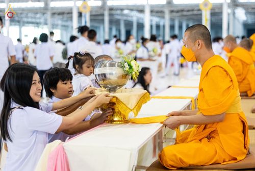 ภาพ No.76649:พิธีถวายโคมมาฆประทีป น้อมถวายเป็นพุทธบูชา แด่คณะพระภิกษุ สามเณร วัดพระธรรมกาย วันที่ 25 กุมภาพันธ์ พ.ศ. 2566