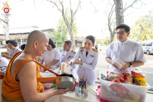 ภาพ No.194769:พิธีเจริญพระพุทธมนต์ และทำบุญตักบาตร ถวายพระราชกุศล แด่พระบาทสมเด็จพระเจ้าอยู่หัว เนื่องในโอกาสพระราชพิธีสมมงคล พระชนมายุเท่าพระบาทสมเด็จพระพุทธยอดฟ้าจุฬาโลกมหาราช สมเด็จพระปฐมบรมกษัตริยาธิราชแห่งพระราชวงศ์จักรี พุทธศักราช 2568 วันที่ 14 มกราคม พ.ศ. 2568