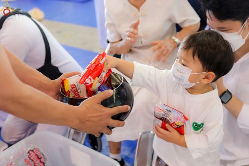 ภาพ No.86849:พิธีตักบาตร , พิธีบูชาข้าวพระ , พิธีจุดเทียนใจ ไฟนิรันดร์ อนันตชัย ในวันอาทิตย์ต้นเดือน 3 กันยายน พ.ศ. 2566 ณ วัดพระธรรมกาย