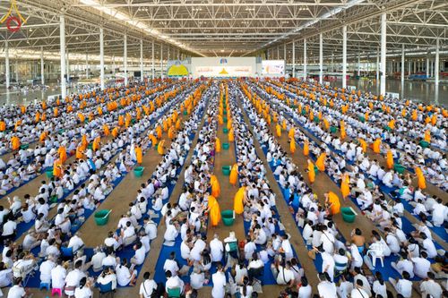 ภาพ No.143404:พิธีตักบาตร ข้าวสารอาหารแห้ง ณ บ้านแก้วเรือนทองคุณยายฯ และ พิธีบูชาข้าวพระ  ณ สภาธรรมกายสากล วัดพระธรรมกาย วันอาทิตย์ที่ 7 กรกฎาคม พ.ศ. 2567