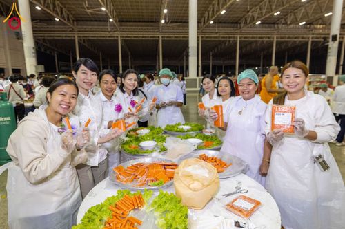 ภาพ No.204299:พิธีถวายภัตตาหารเป็นสังฆทาน แด่พระธรรมยาตรา ณ วัดพระธรรมกาย ตำบลคลองสาม อำเภอคลองหลวง จังหวัดปทุมธานี ในโครงการธรรมยาตรา กตัญญูบูชา มหาปูชนียาจารย์ พระมงคลเทพมุนี(สด จนฺทสโร) พระผู้ปราบมาร อนุสรณ์สถาน 7 แห่ง ปีที่ 13 วันที่ 31 มกราคม พ.ศ. 2568