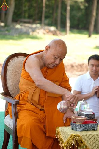 ภาพ No.142933:พิธีเจริญพระพุทธมนต์ โปรยรัตนชาติ เพื่อความเป็นสิริมงคล  ณ พื้นที่ก่อสร้างอาคารปฏิบัติธรรม “แก้วธรรมชัยรัตนอนันต์”  วัดพระธรรมกายเทนเนสซี ประเทศสหรัฐอเมริกา วันอังคารที่ 2 กรกฎาคม พ.ศ. 2567