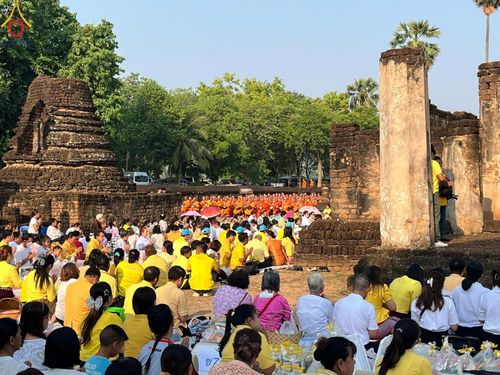 ภาพ No.58702:พิธีตักบาตรพระ ๑,๐๐๐ รูป สมโภชครบรอบ ๘๐๐ ปี พระบรมธาตุเมืองเชลียง ณ วัดพระศรีรัตนมหาธาตุ ราชวรวิหาร  (วัดพระปรางค์) ต.ศรีสัชนาลัย  อ.ศรีสัชนาลัย จ.สุโขทัย วันพฤหัสบดีที่ ๒๕ เมษายน พ.ศ. ๒๕๖๗