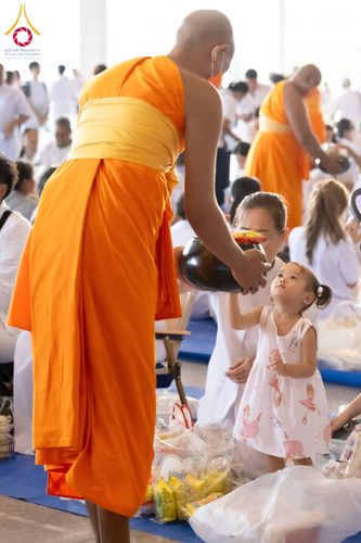 ภาพ No.133832:พิธีตักบาตร ข้าวสารอาหารแห้ง ณ บ้านแก้วเรือนทองคุณยายฯ สภาธรรมกายสากล วัดพระธรรมกาย วันอาทิตย์ต้นเดือนที่ 7 เมษายน พ.ศ. 2567