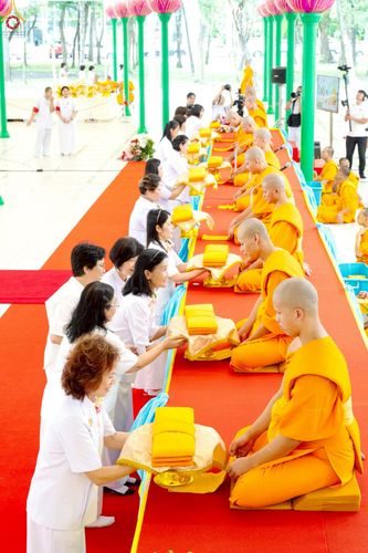 ภาพ No.227710:วันเสาร์ที่ 31 พฤษภาคม พ.ศ.2568 พิธีถวายผ้าไตรแด่สามเณรผู้เข้ารับการอุปสมบท , พิธีอุปสมบทสามเณรเตรียม DCI วัดพระธรรมกาย จ.ปทุมธานี